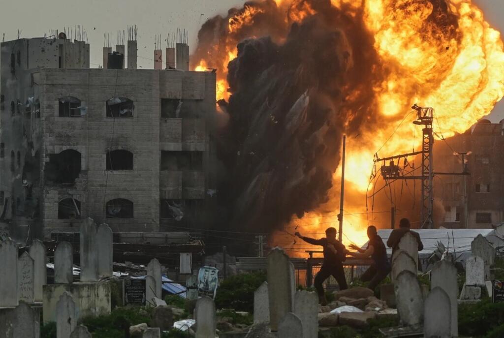 Smoke and flames rise from an Israeli military strike on a building in the Zeitoun neighborhood of Gaza City, 6 February, 2026.